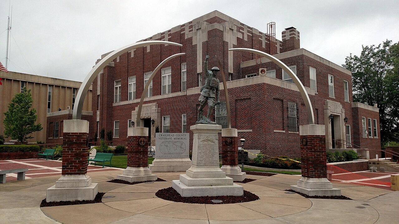 Craighead County Courthouse in downtown Jonesboro, Arkansas, with the Doughboy statue in front